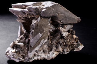 Tapered scalenohedral habit calcite crystals 