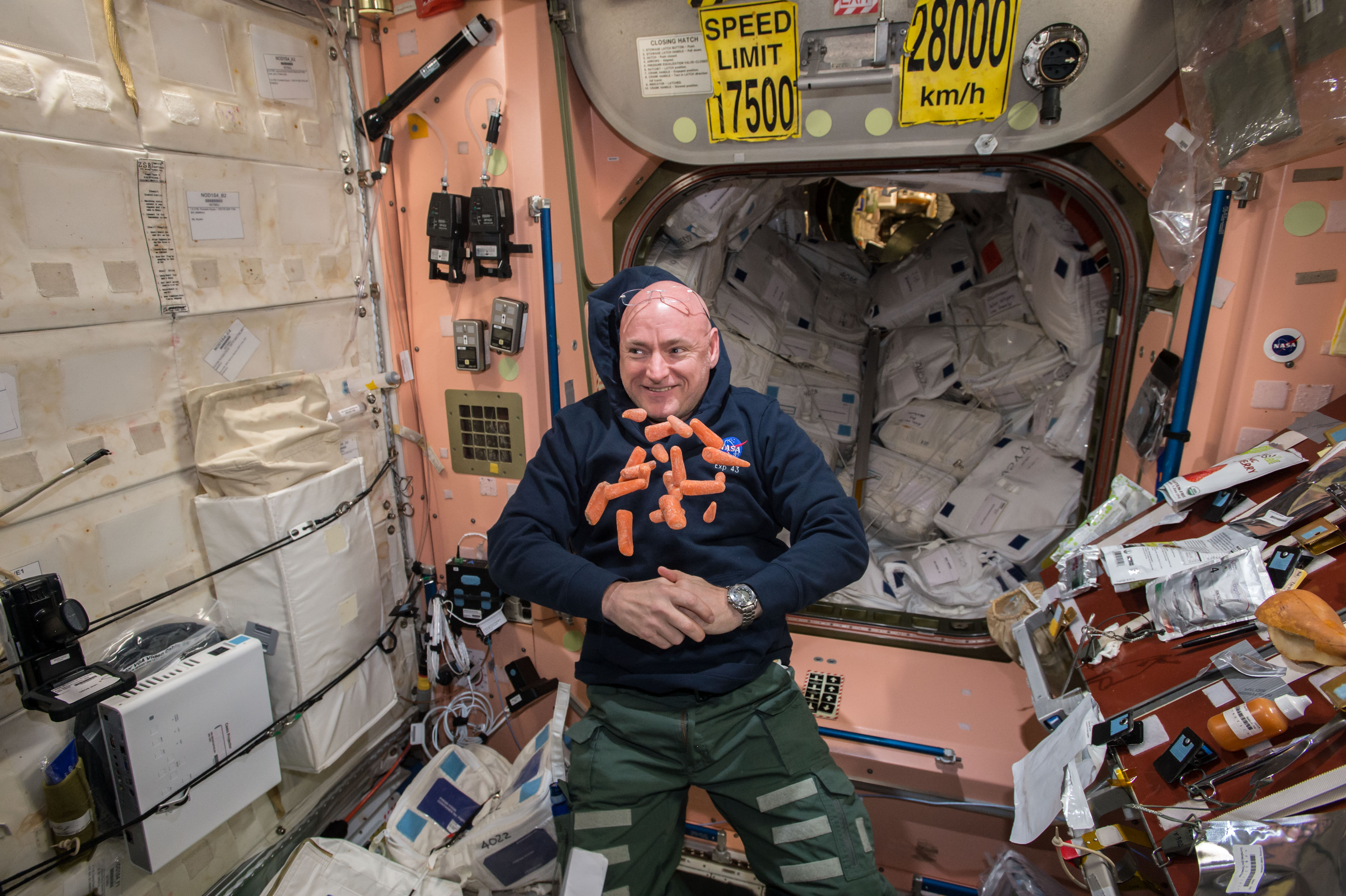 1 секунда в космосе. Скотт Келли астронавт. Станция МКС внутри. Кабина МКС. Международная Космическая станция МКС космонавты.