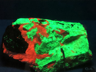 fluorescence red and green mineral 