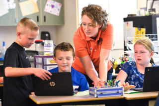 NHMU staff assists students in using Research Quest