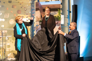 The official portrait of Sarah George is unveiled at NHMU. 