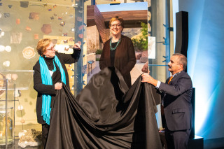 The official portrait of Sarah George is unveiled at NHMU.