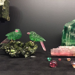 Bird carvings made of tourmaline 