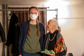 Lily Peterson stands next to Jane Goodall.