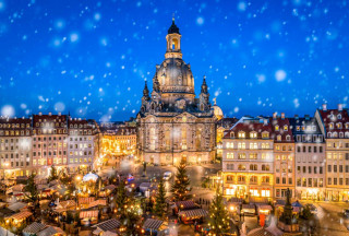Traditional German Christmas market in front of the Dresden Frauenkirche at the Neumarkt, Saxony, Germany